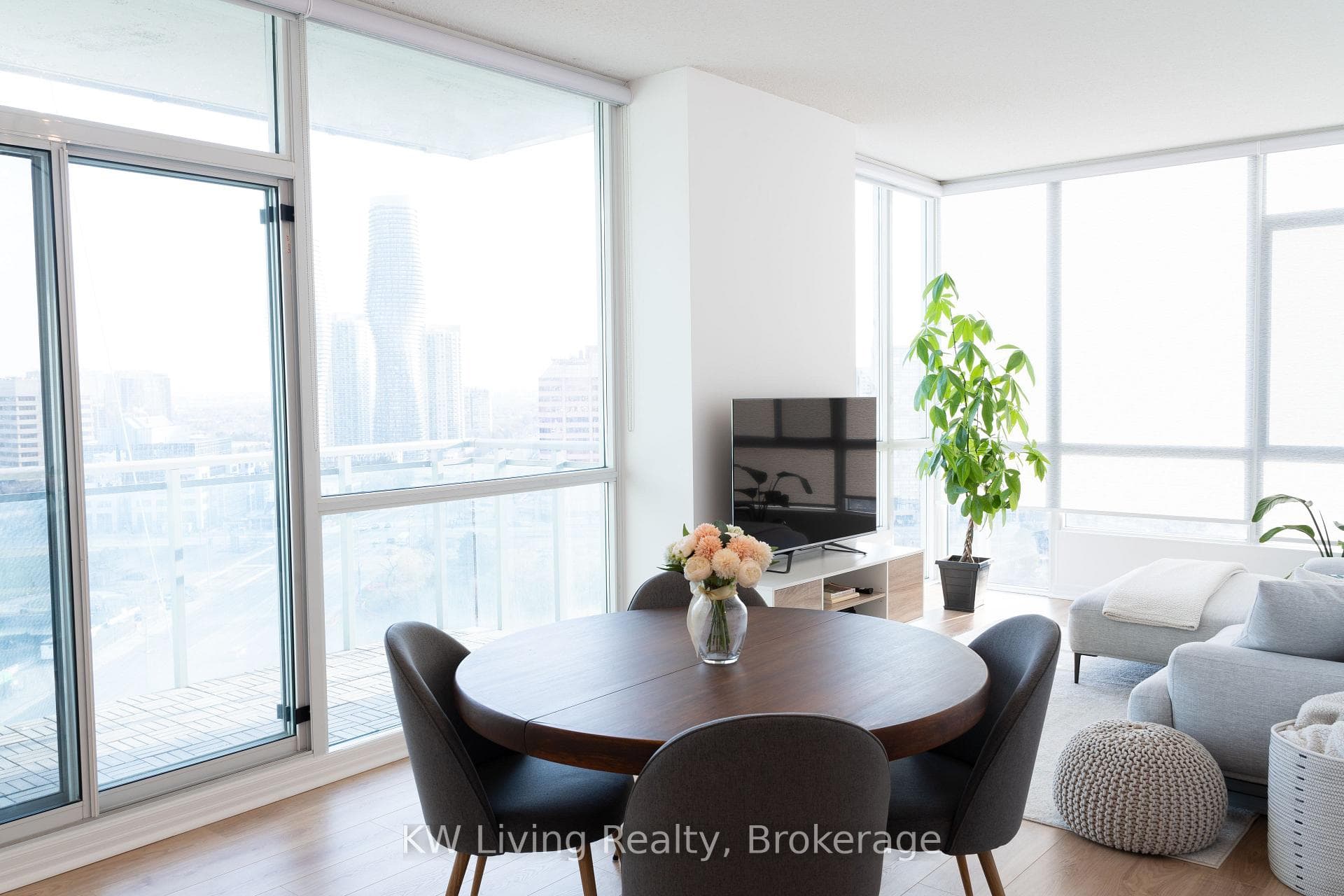 220 Burnhamthorpe Road Unit 1502 photo 5
