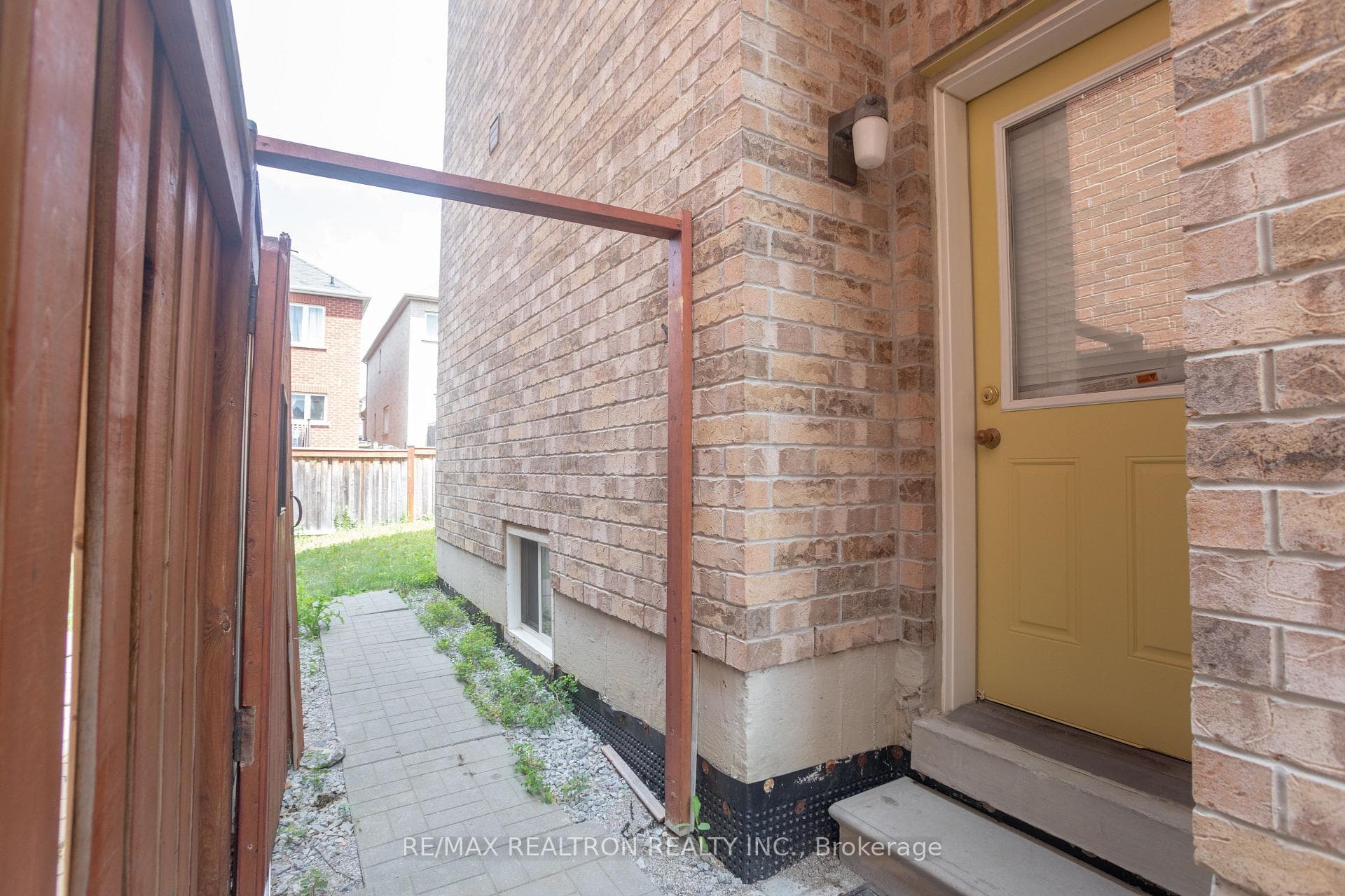 54 Chayna Crescent photo 2