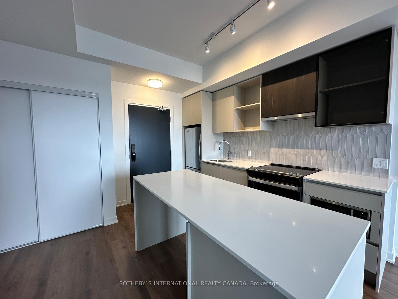 395 Dundas Street Unit 505 photo 3