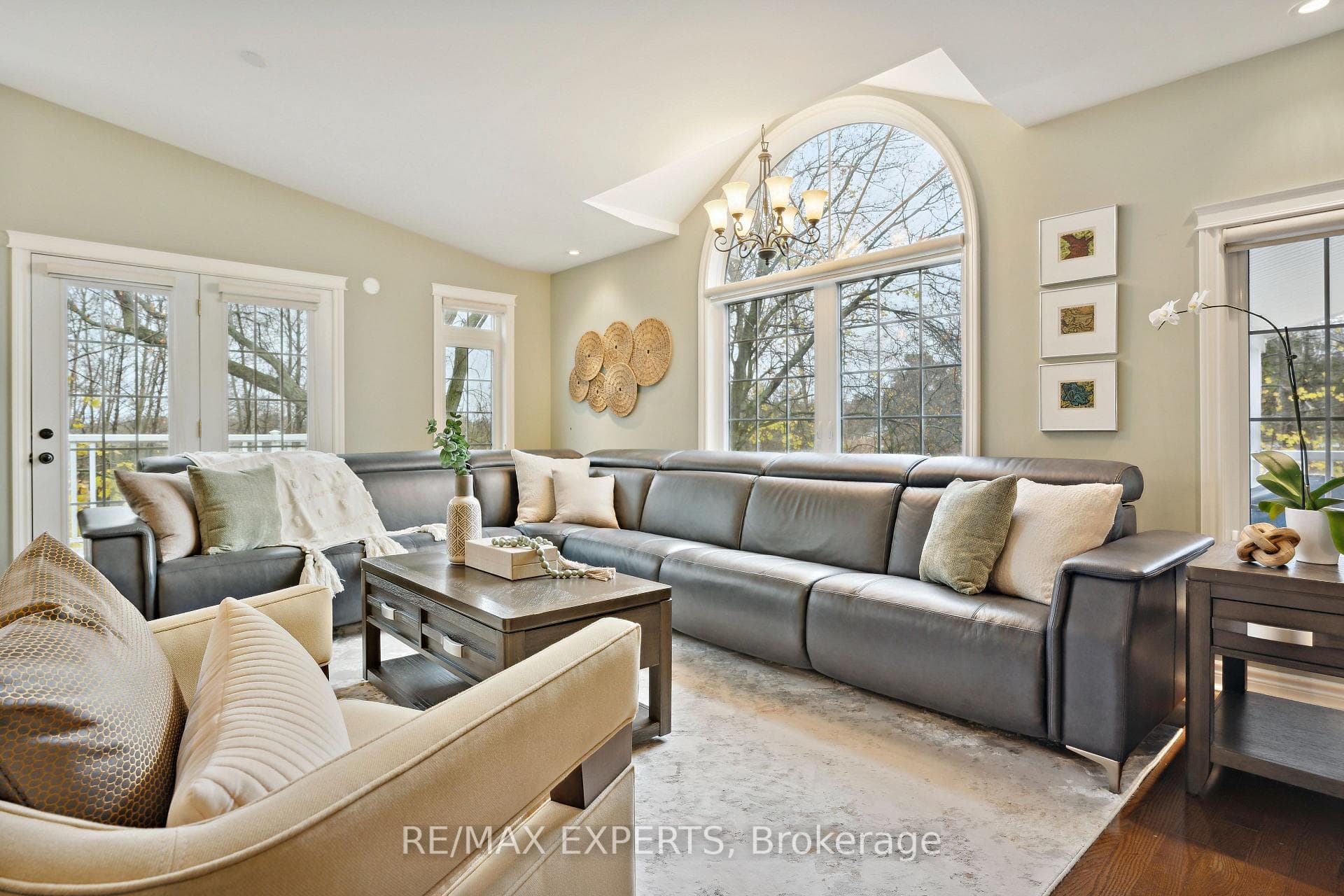 15133 Dufferin Street photo 13