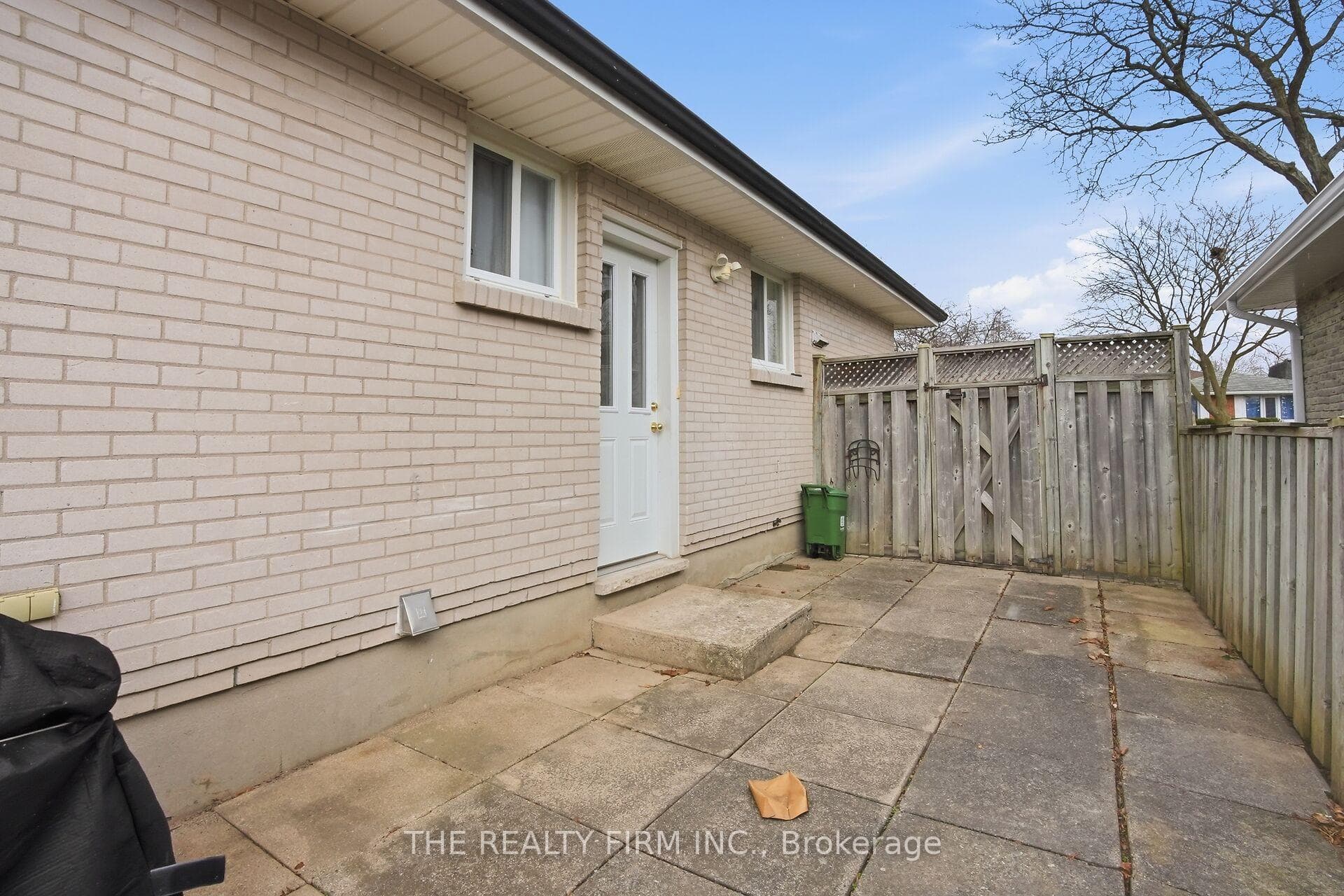 52 Clifton Crescent photo 31