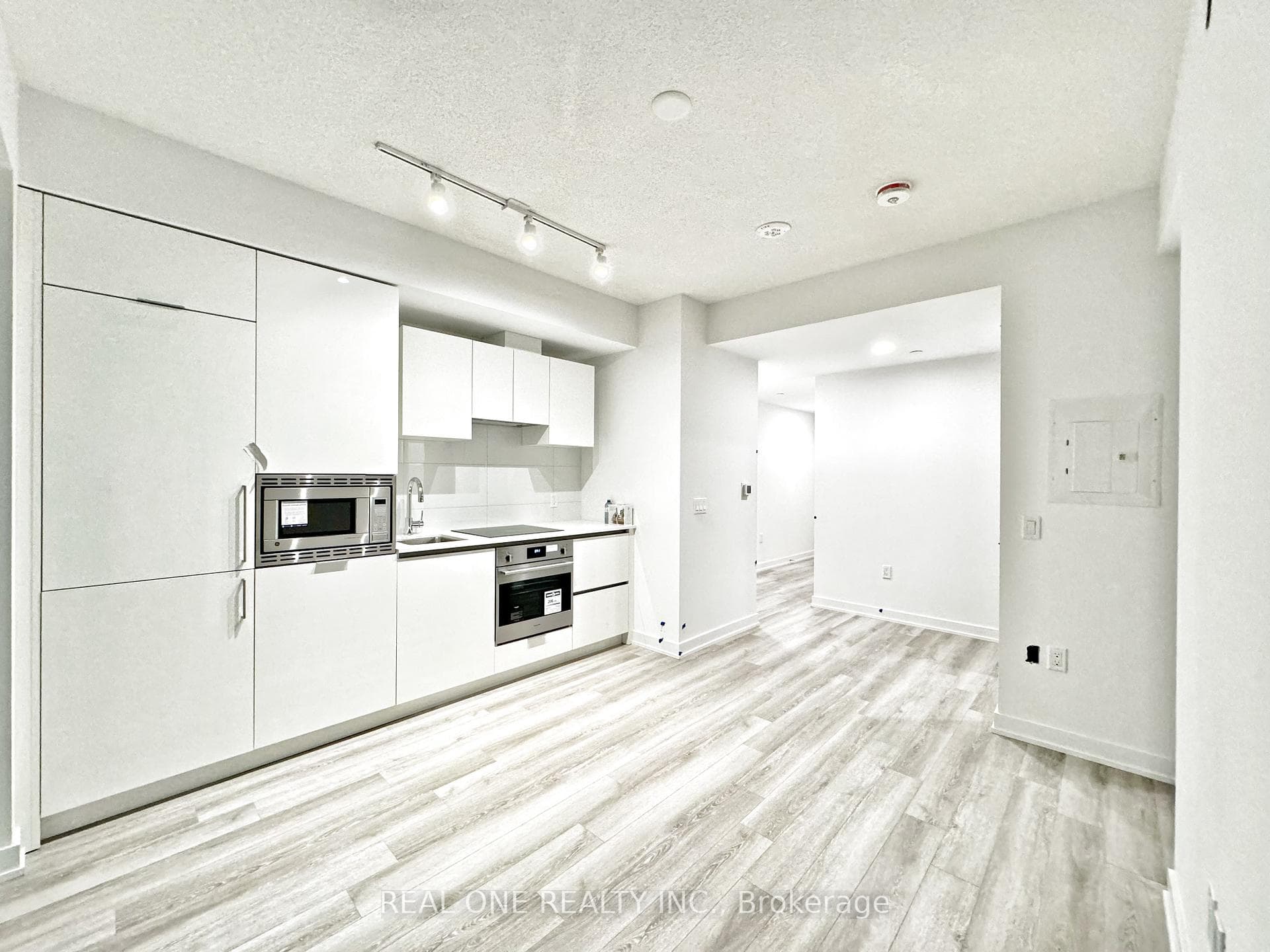 230 Simcoe Street Unit 732 photo 2