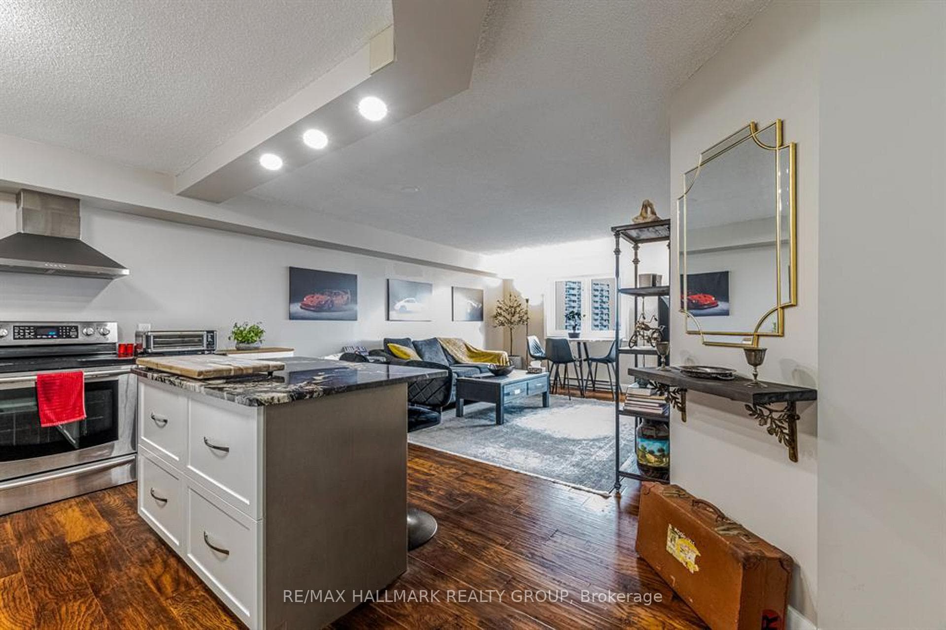 1025 GRENON Avenue Unit 902 photo 6