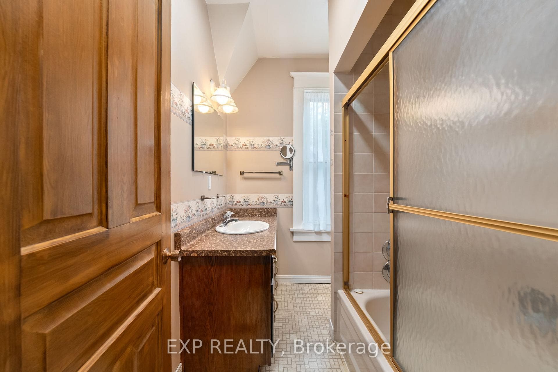 4-Piece Bathroom On Upper Level