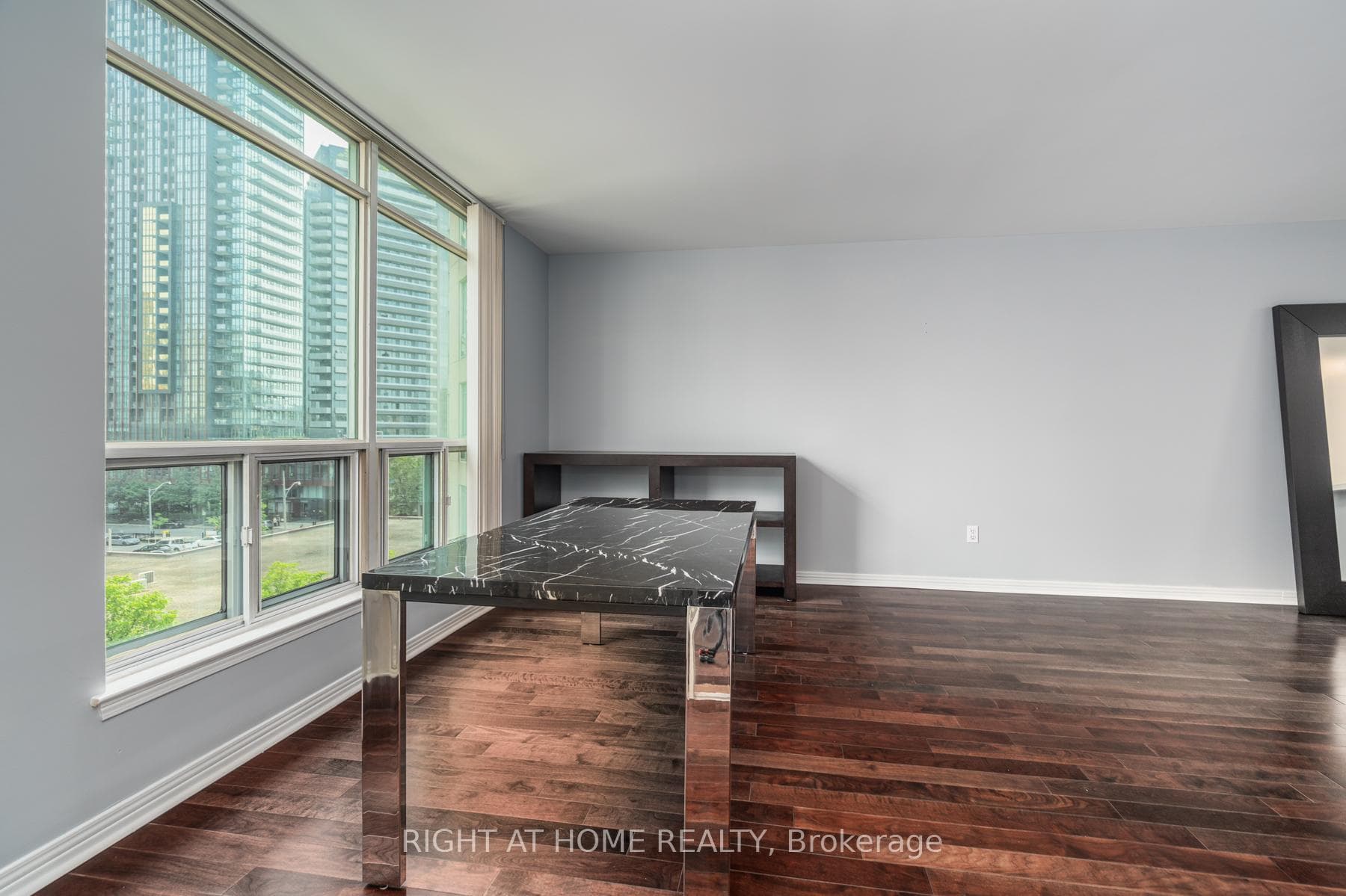 942 Yonge Street Unit 605 photo 8