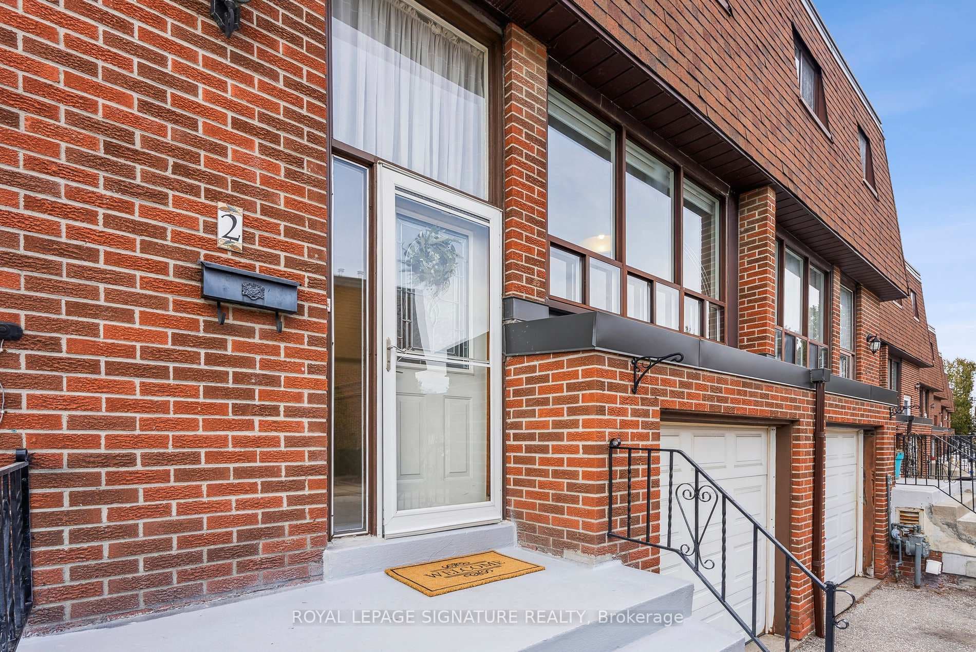 Welcome Home to Romfield Circuit area Thornhill
