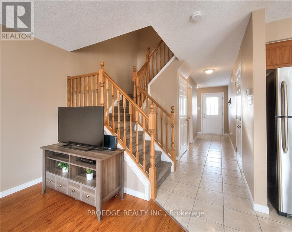 595 Goldthread Street photo 8
