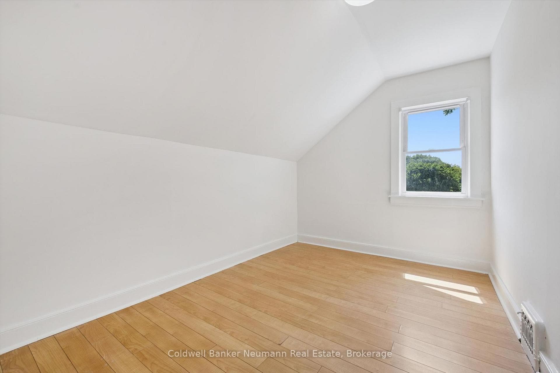 179 Elizabeth Street photo 31