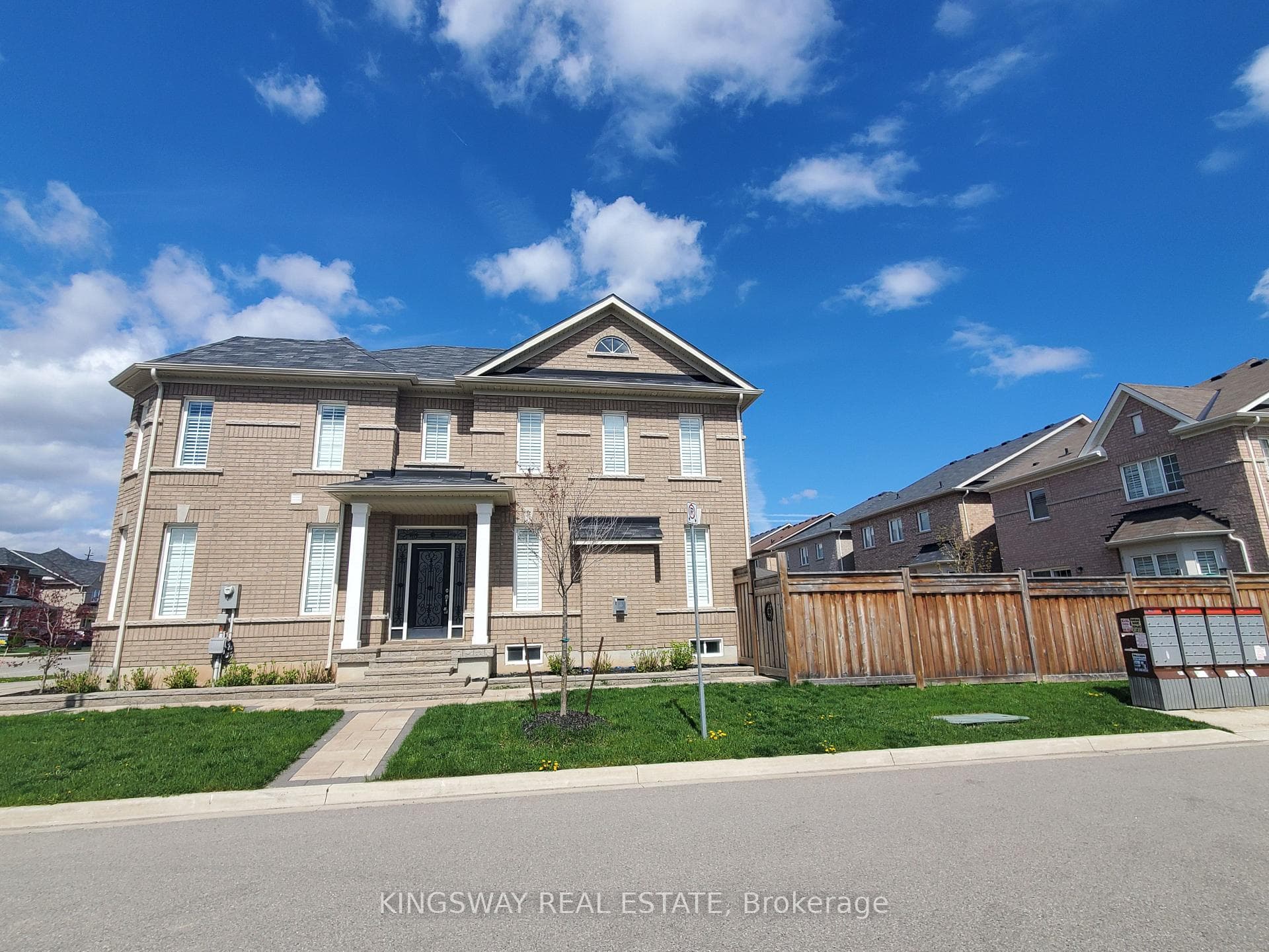 1450 Laurier Avenue photo 3