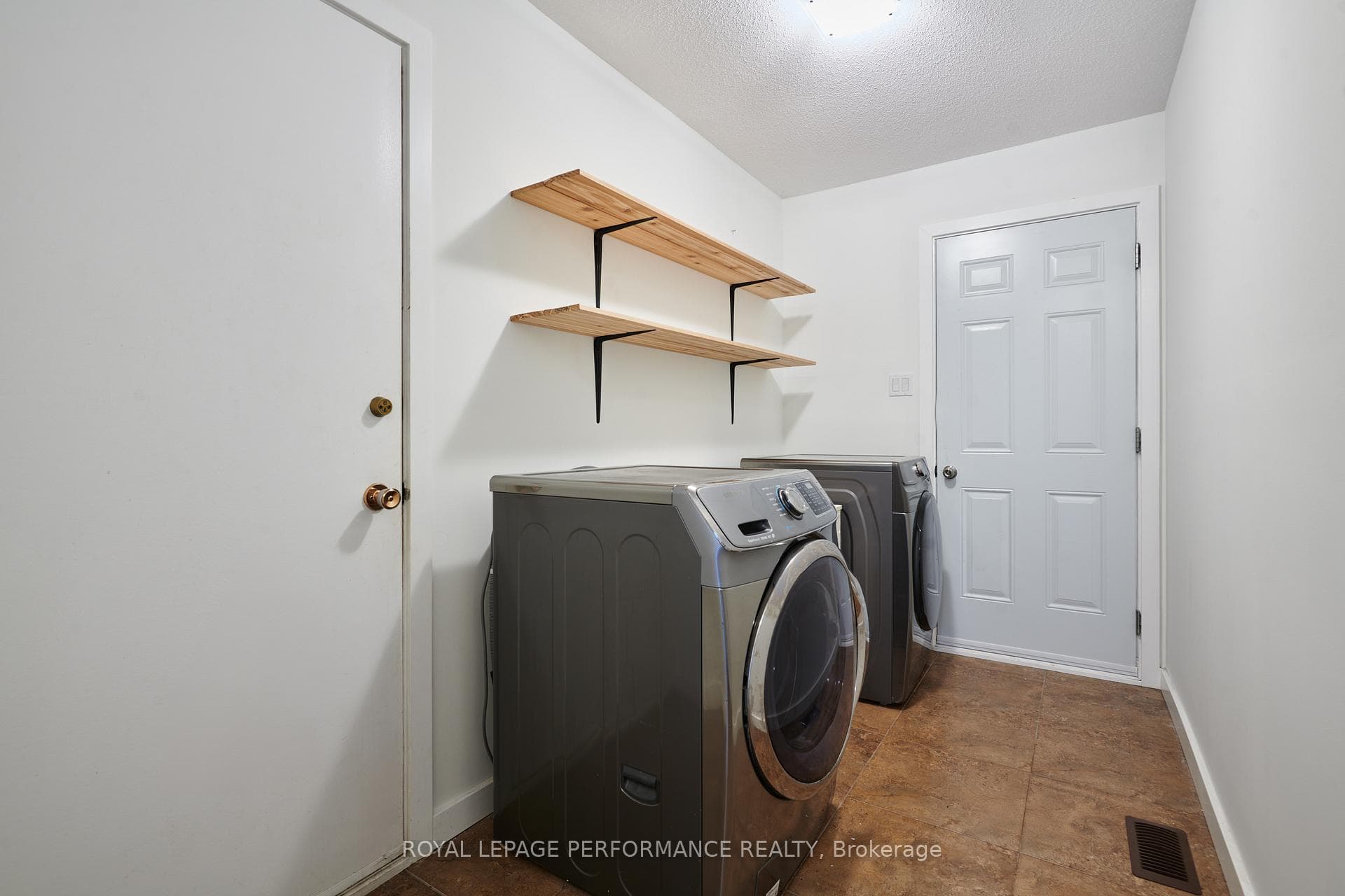 69 Hawk Crescent photo 17