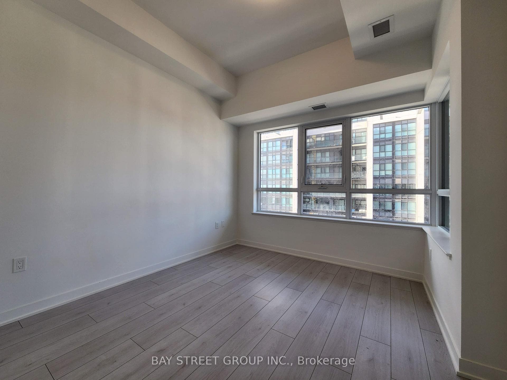 395 Dundas Street Unit 521 photo 8