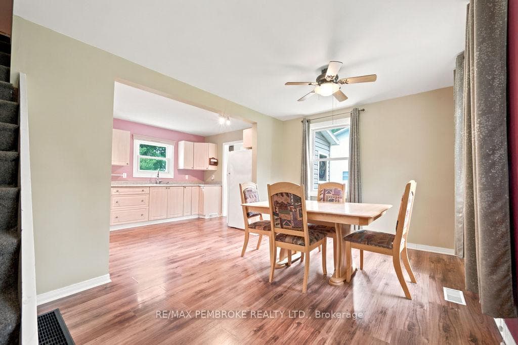 225 Wellington Street photo 14