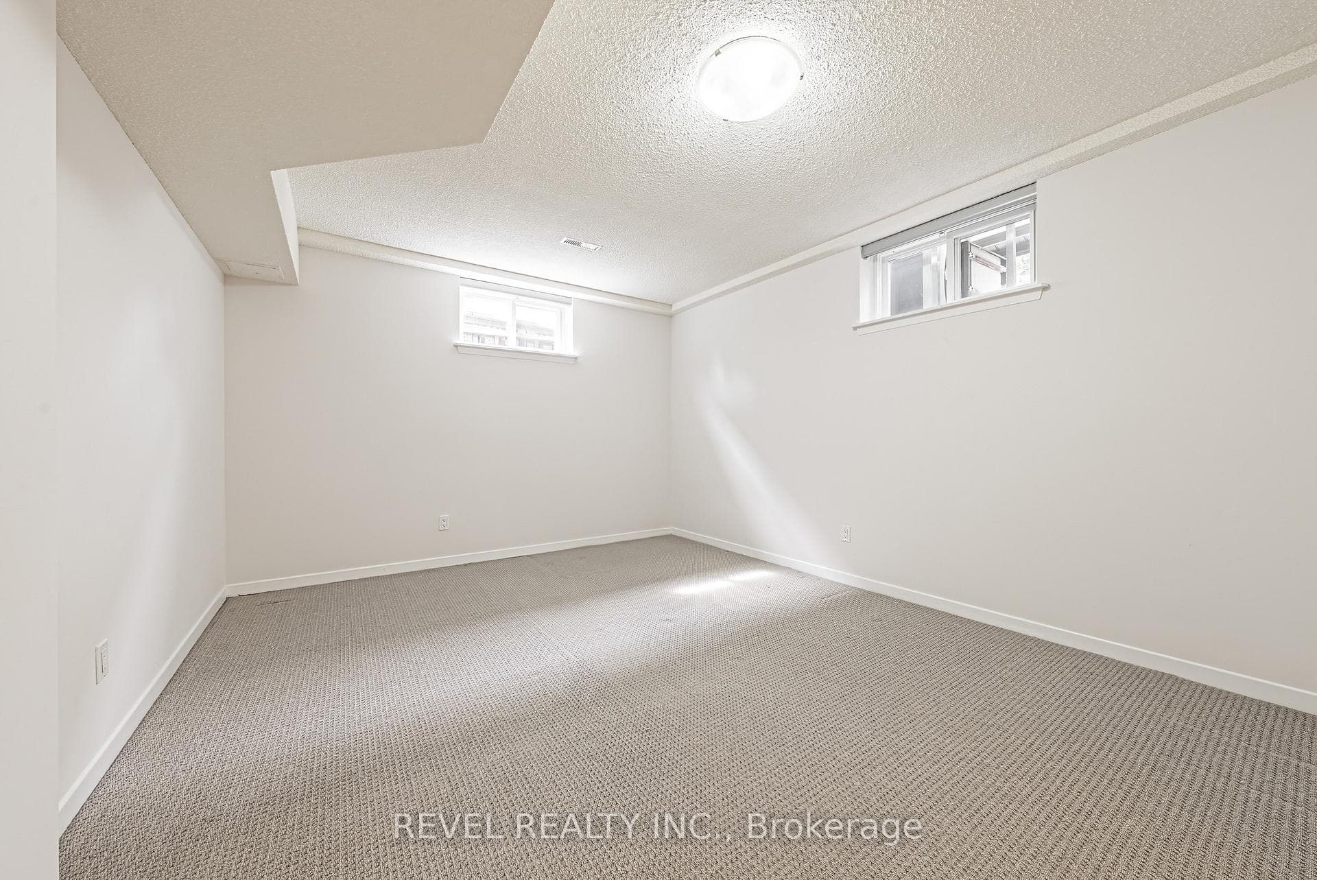 2546 Robinson Street photo 35
