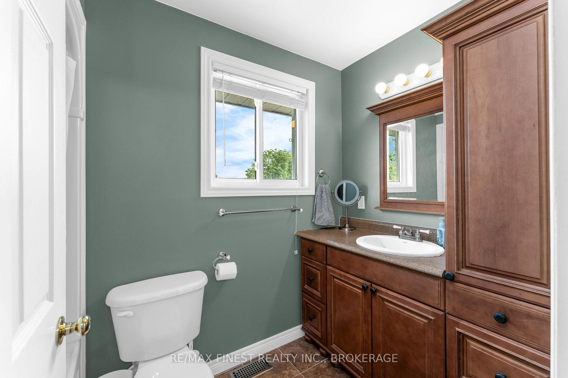 943 Newhall Drive photo 34