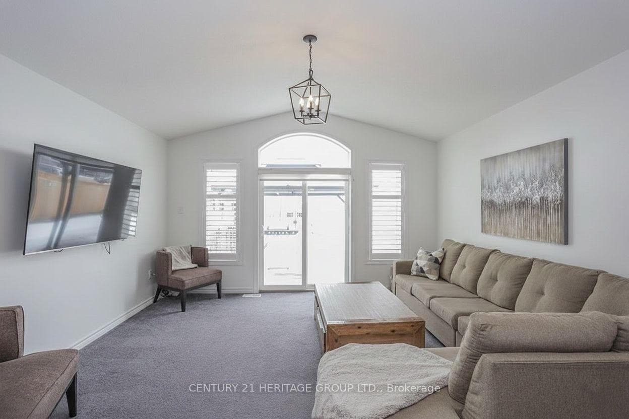 873 Silverfox Crescent photo 4