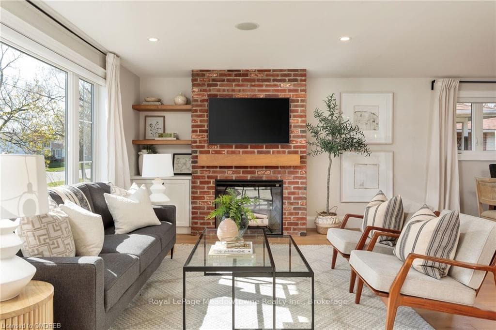 15 IRWIN Crescent photo 5