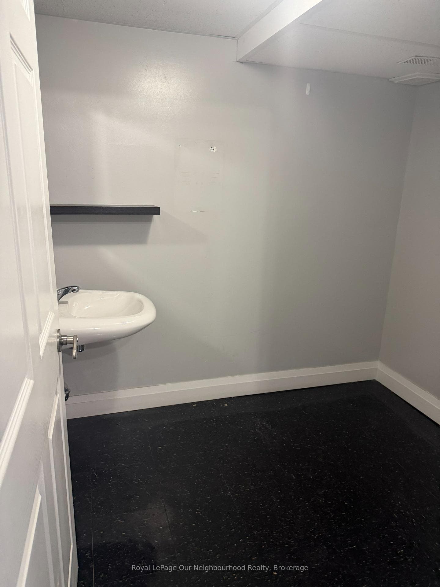 444 Dundas Street photo 8
