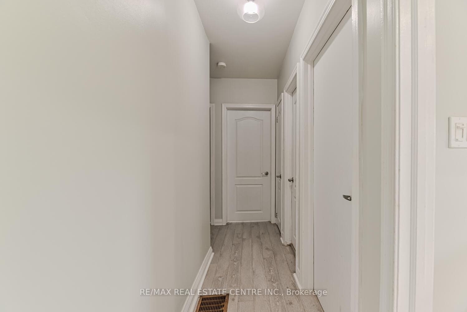 573 Exbury Crescent photo 21