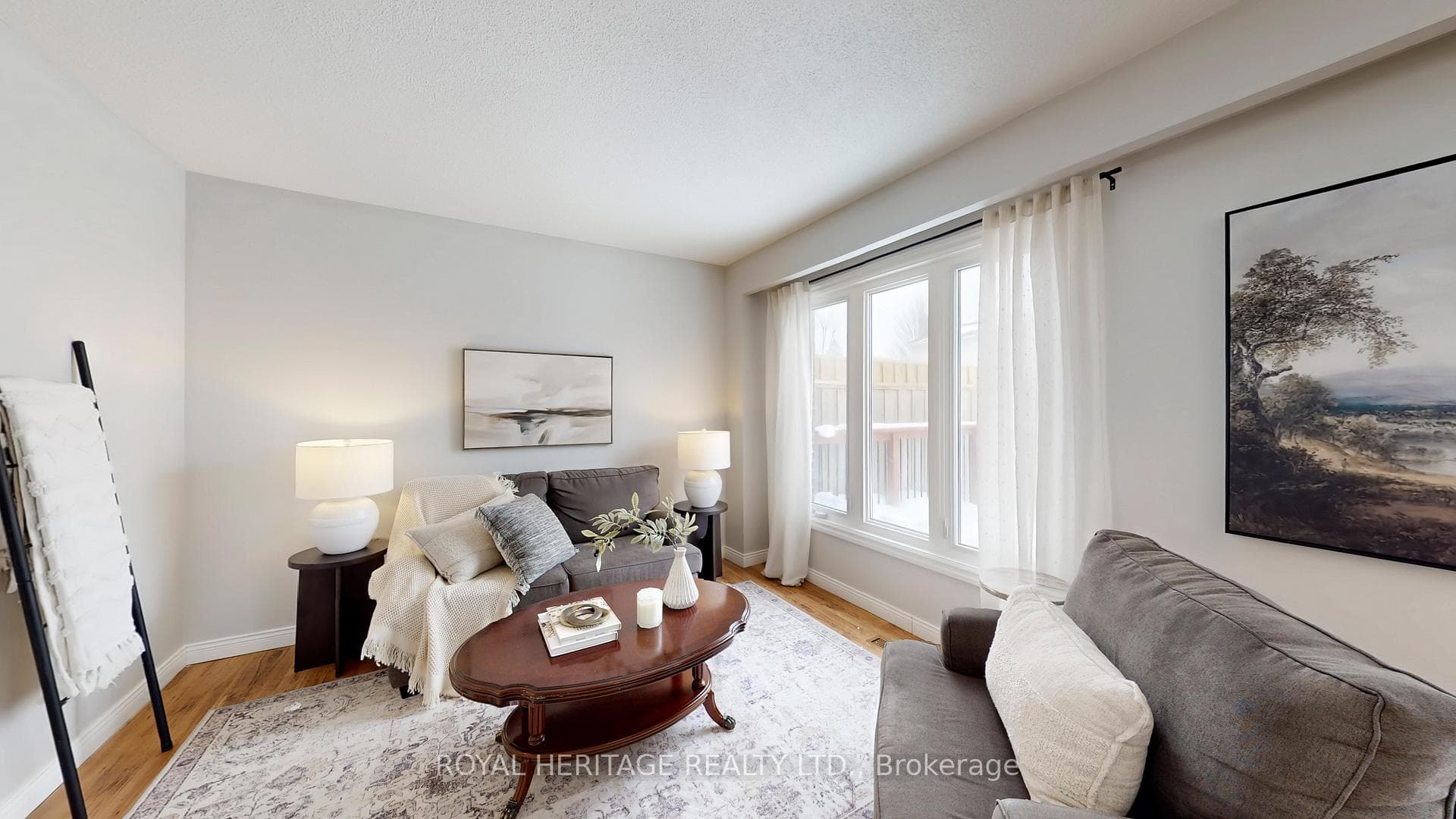 8 Burden Crescent photo 2