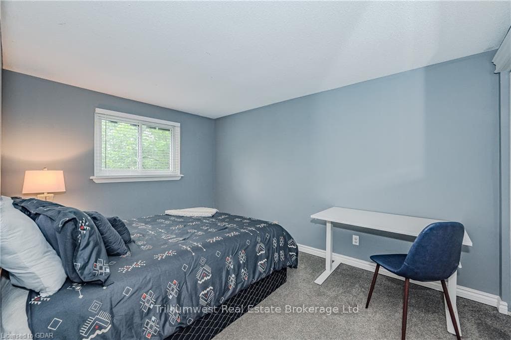 60 QUEENSDALE Crescent photo 20