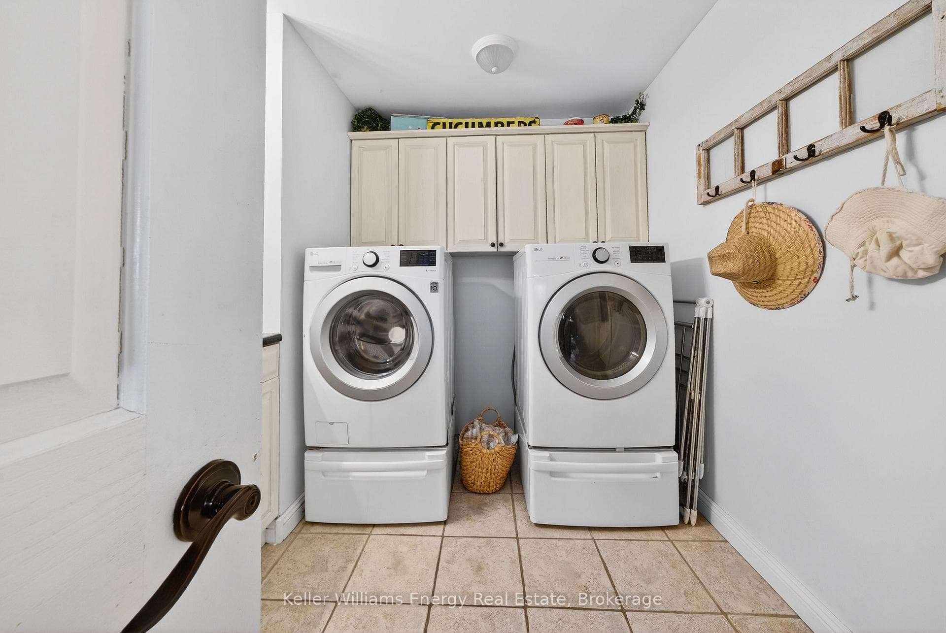 laundry mud room off garage
