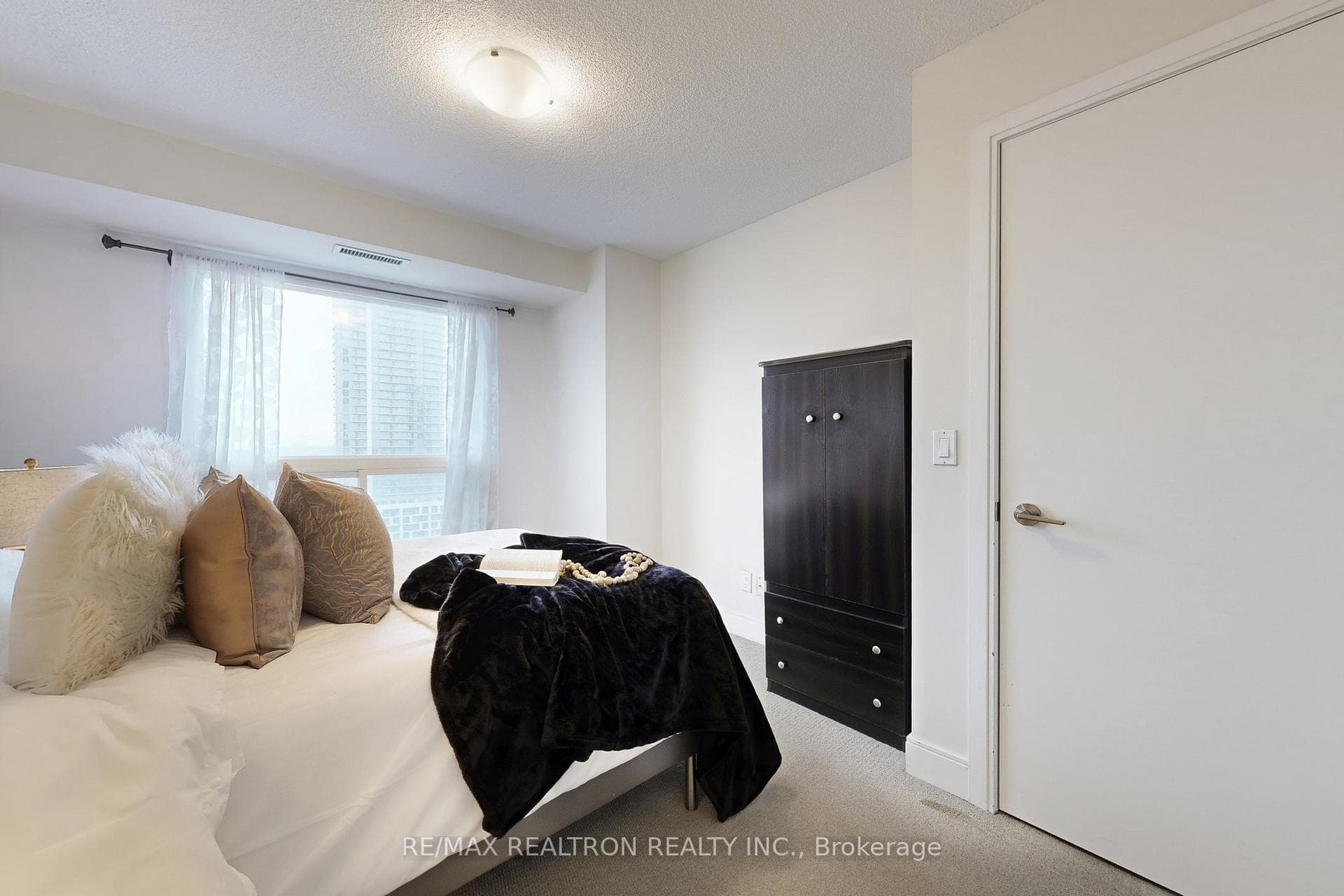 125 Village Green Square Unit 1607 photo 28