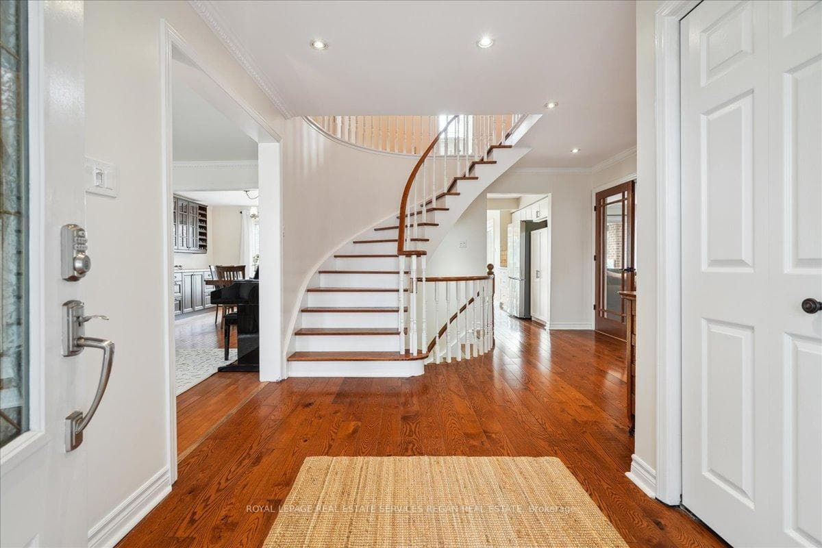 1404 Kathleen Crescent photo 4