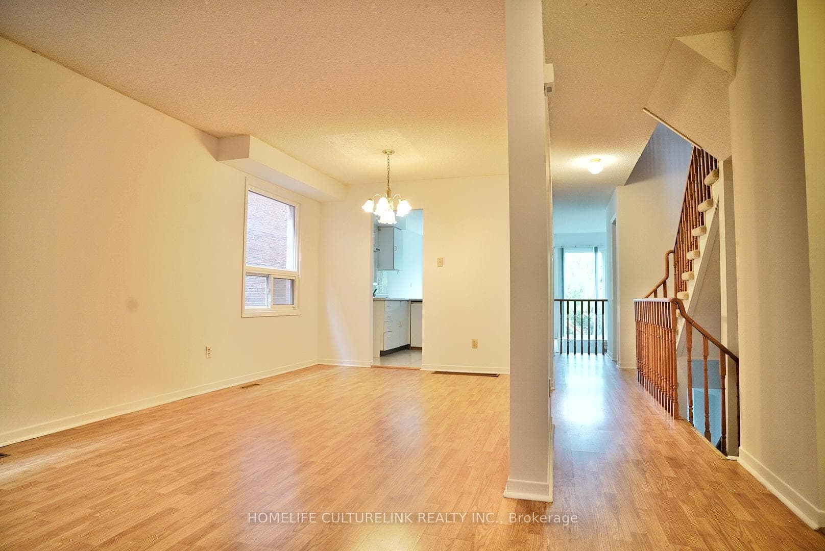 194 Roxanne Crescent photo 4