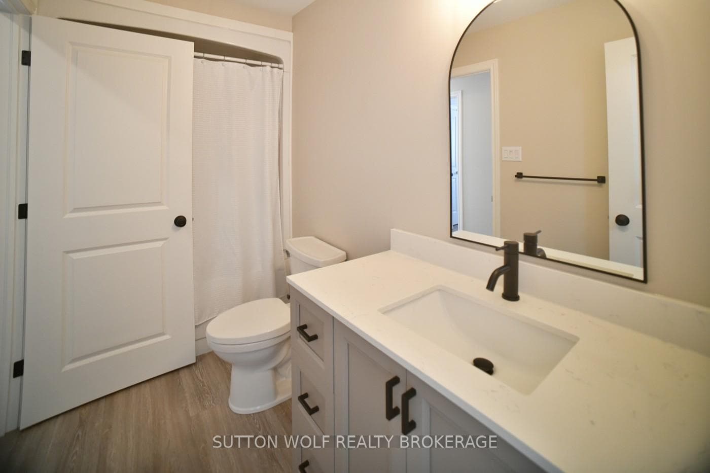 22655 Thames Road photo 23
