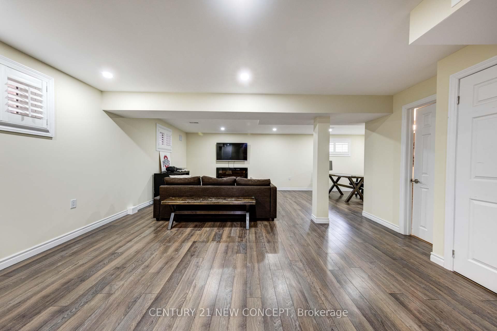 286 Schreyer Crescent photo 27