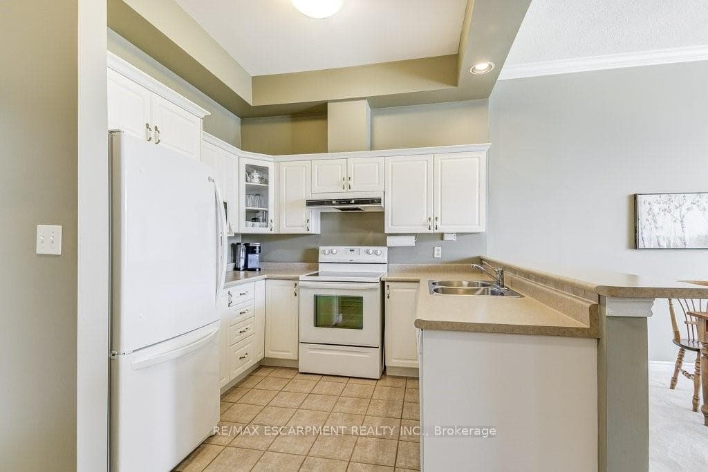 262 Dundas Street Unit 307 photo 5