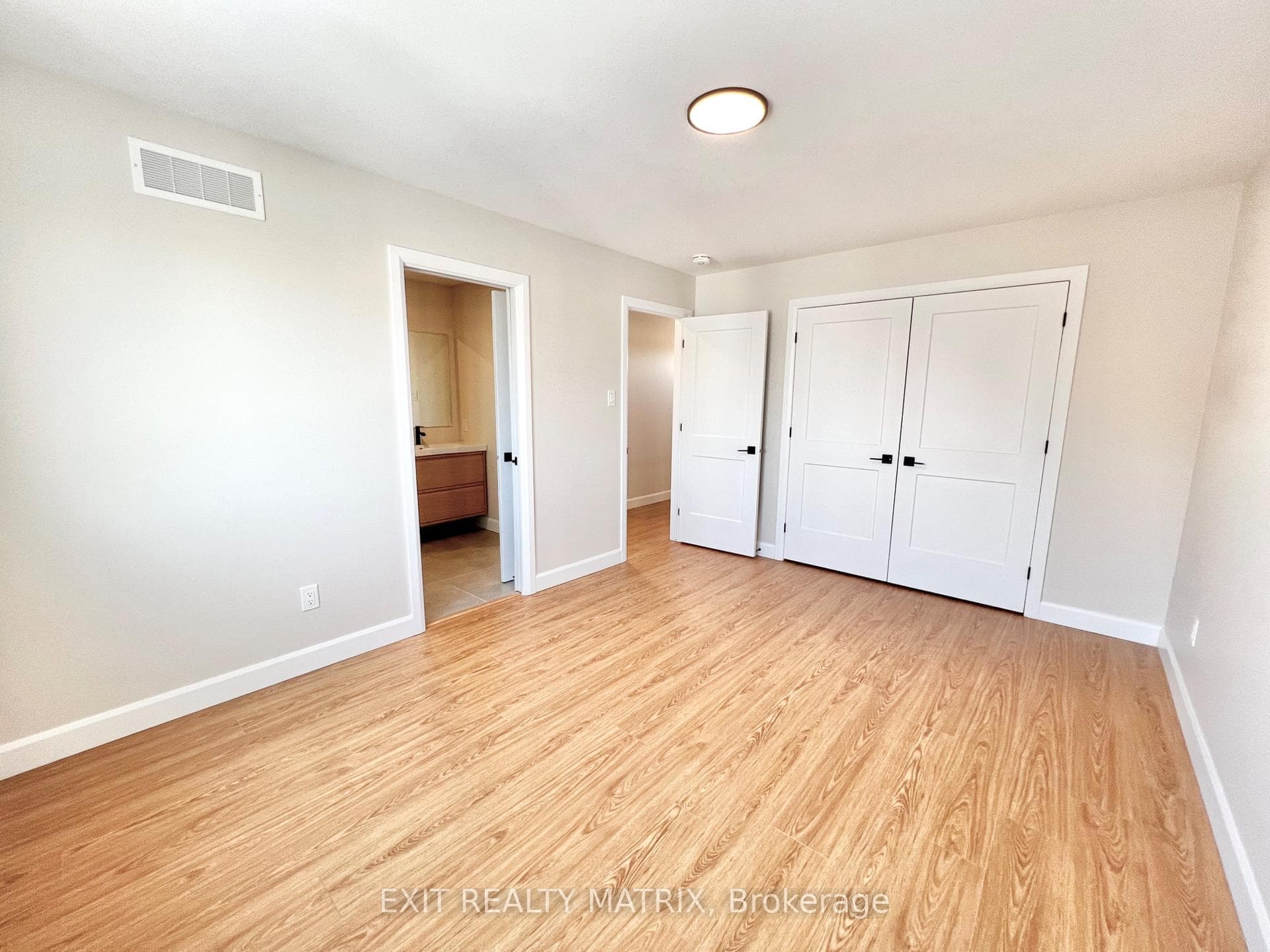 141 Centenaire Street photo 11