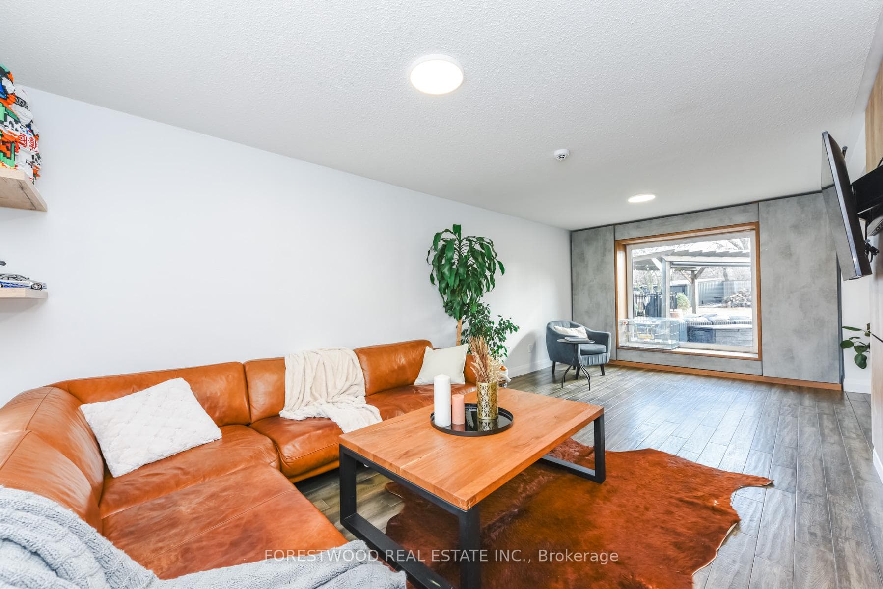 1690 Saltdene Terrace photo 28
