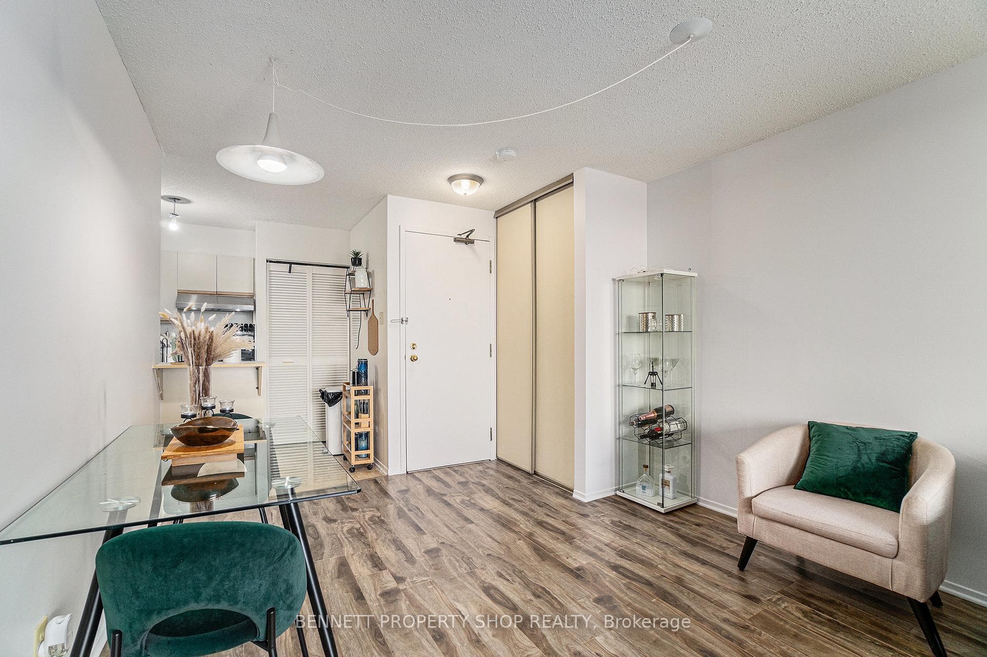 110 Forward Avenue Unit 907 photo 2