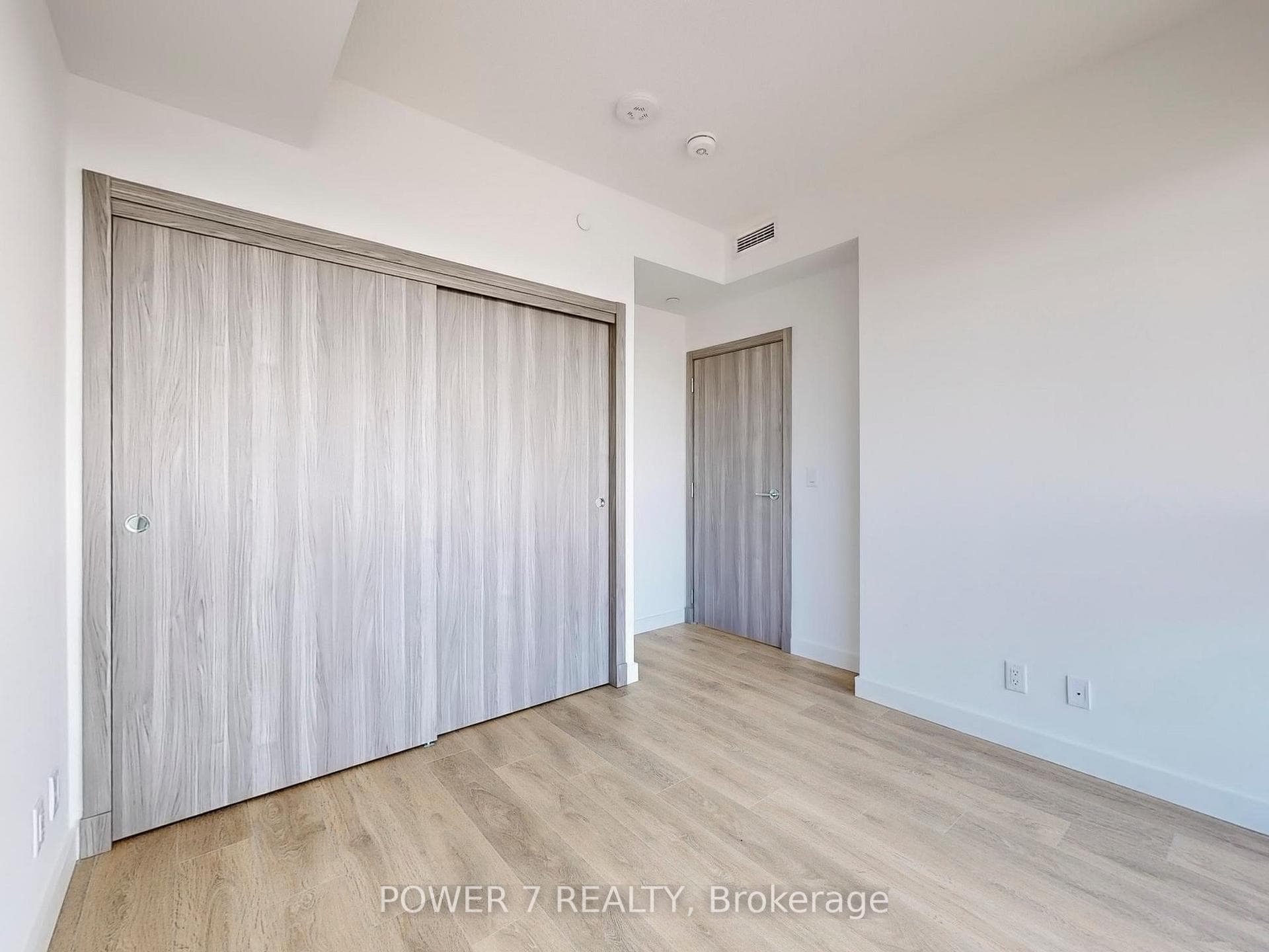 27 McMahon Drive Unit 2011 photo 15