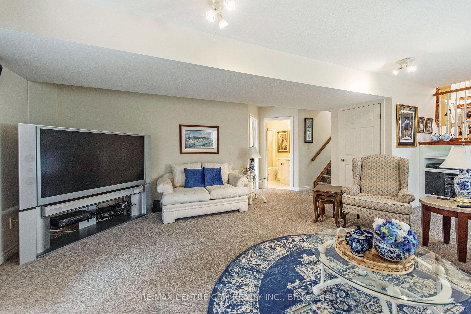 568 Wellington Street photo 30