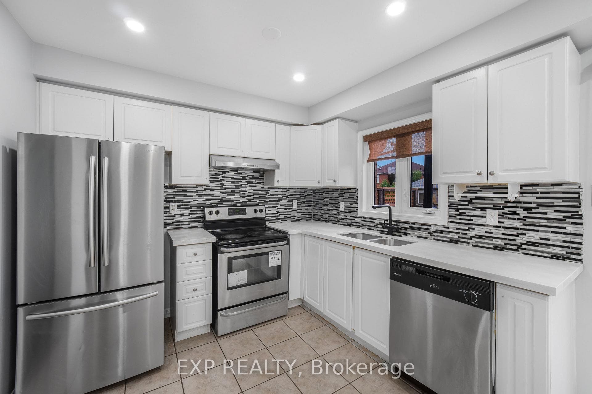 128 Olympia Crescent photo 3