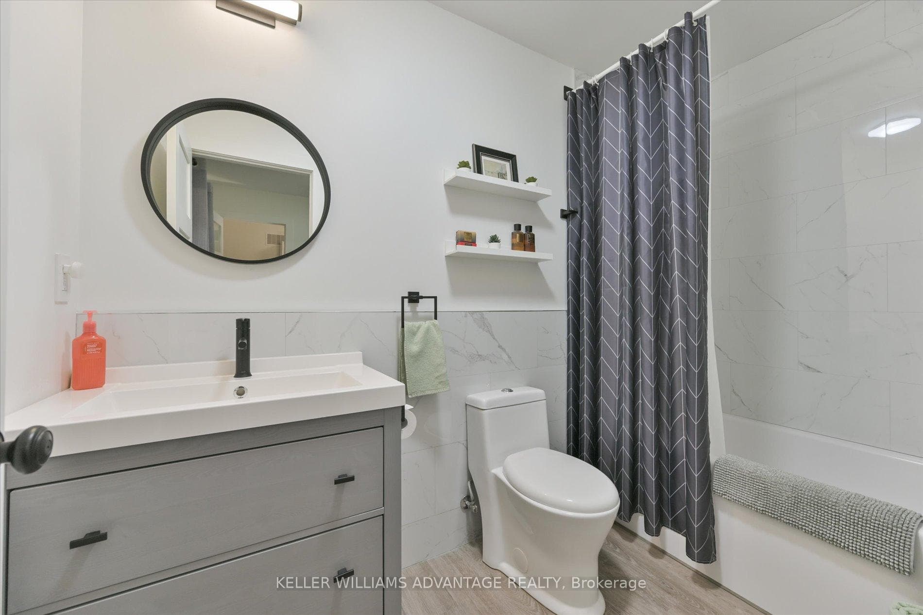 1568 Dundas Street photo 38