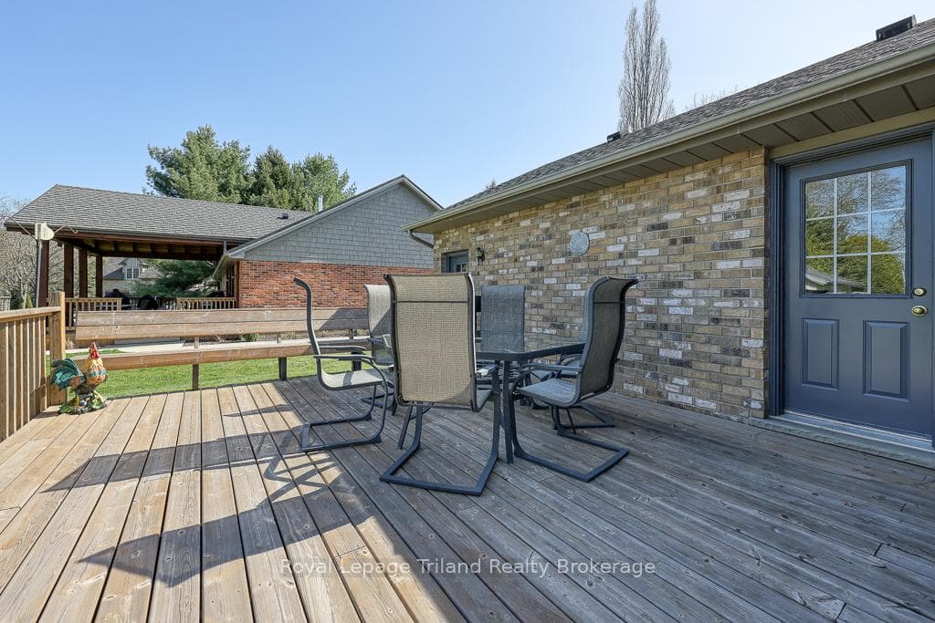 Deck with built in bench seating