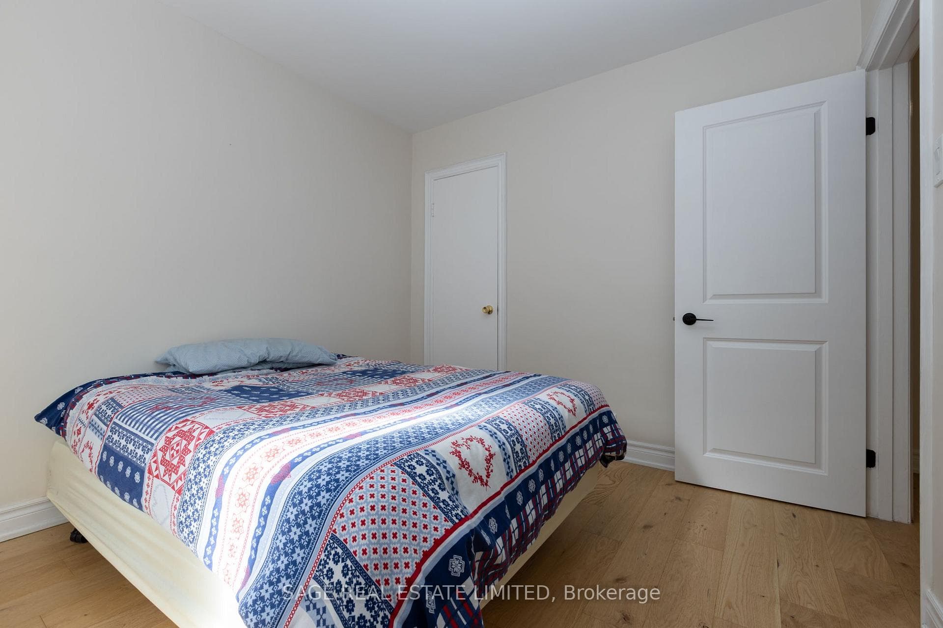 8 Lombardy Crescent photo 6