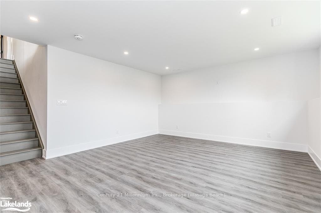 18 LAKESHORE Road photo 33