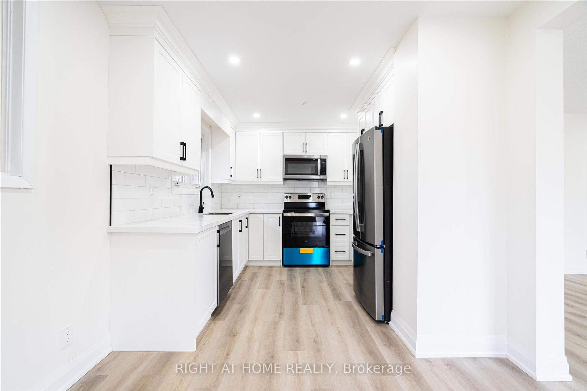 809 Helen Crescent photo 4