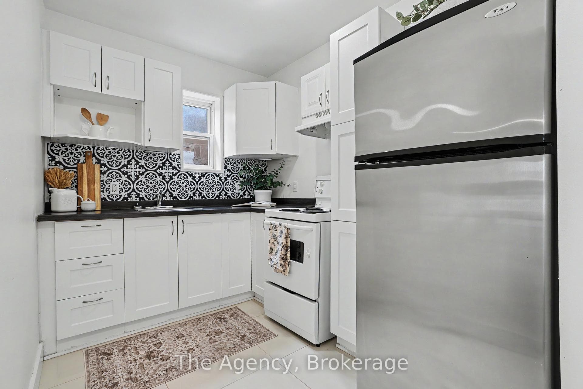 881 Lakeshore Road photo 18