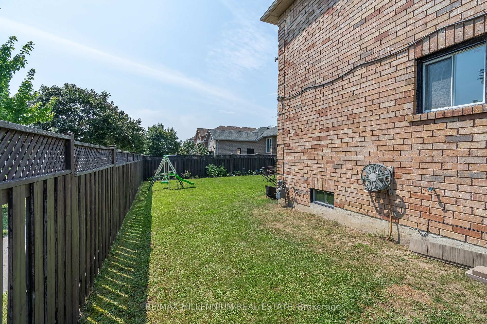 2 Rundle Crescent photo 29
