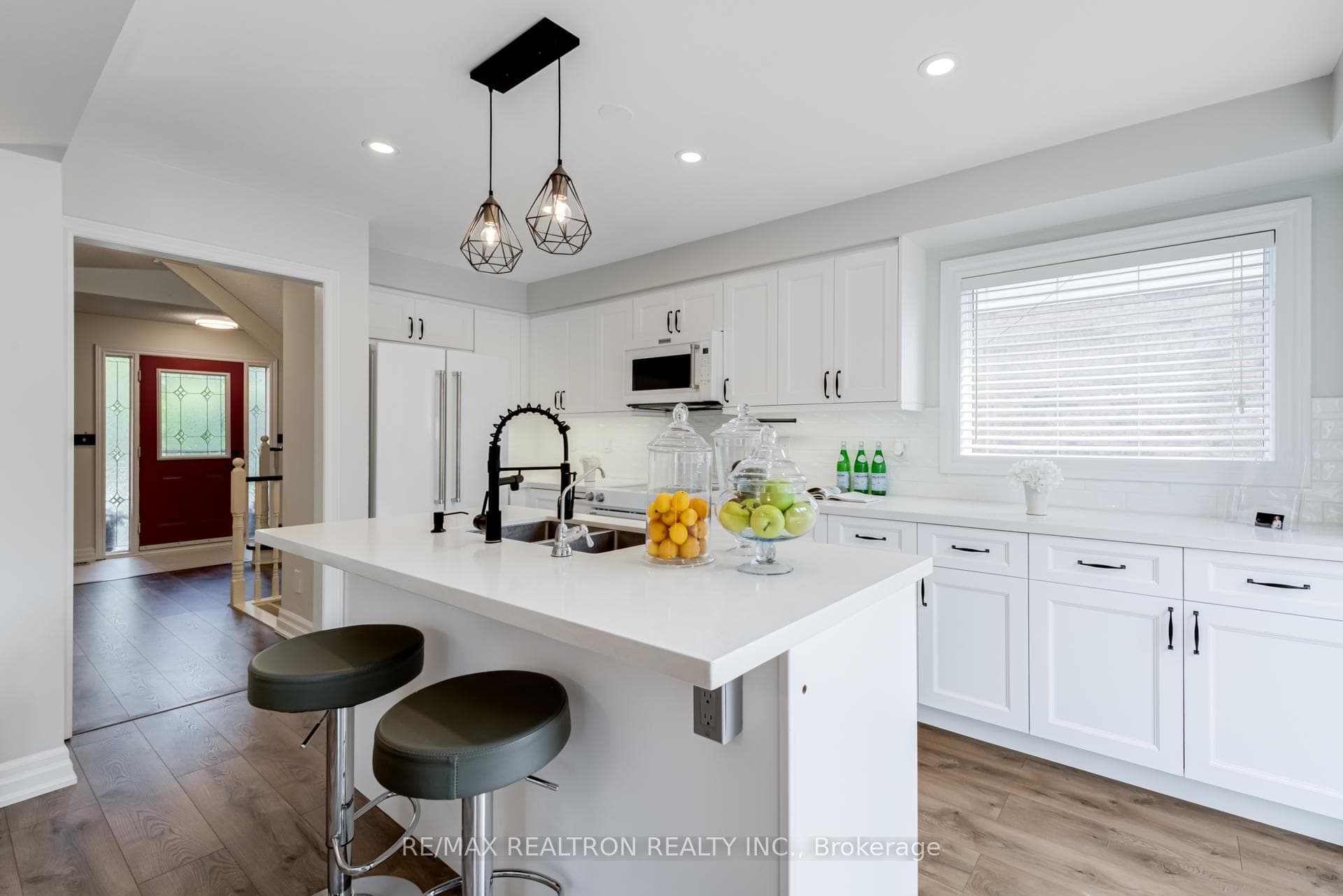 129 Mowat Crescent photo 13