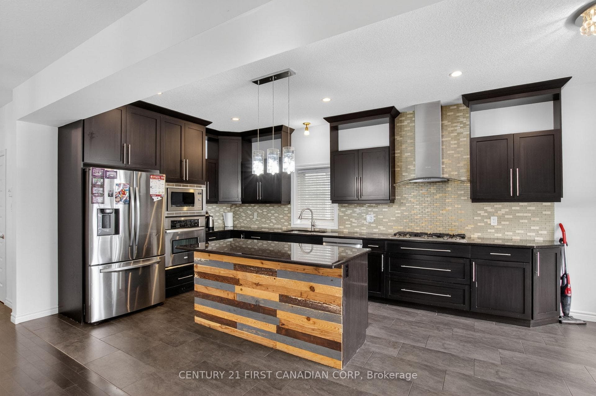 697 Killarney Road photo 11