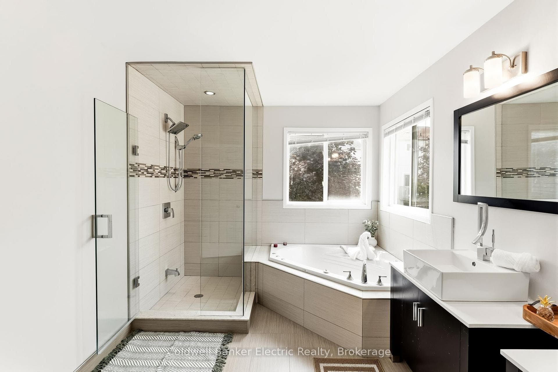 1407 Ashgrove Crescent photo 33