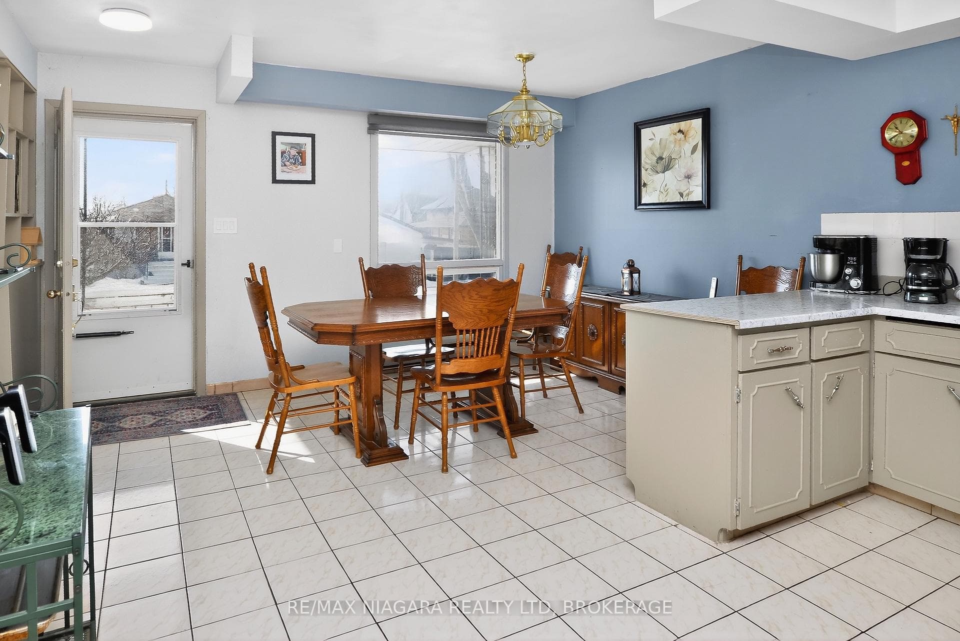 eat in kitchen with ample dining space