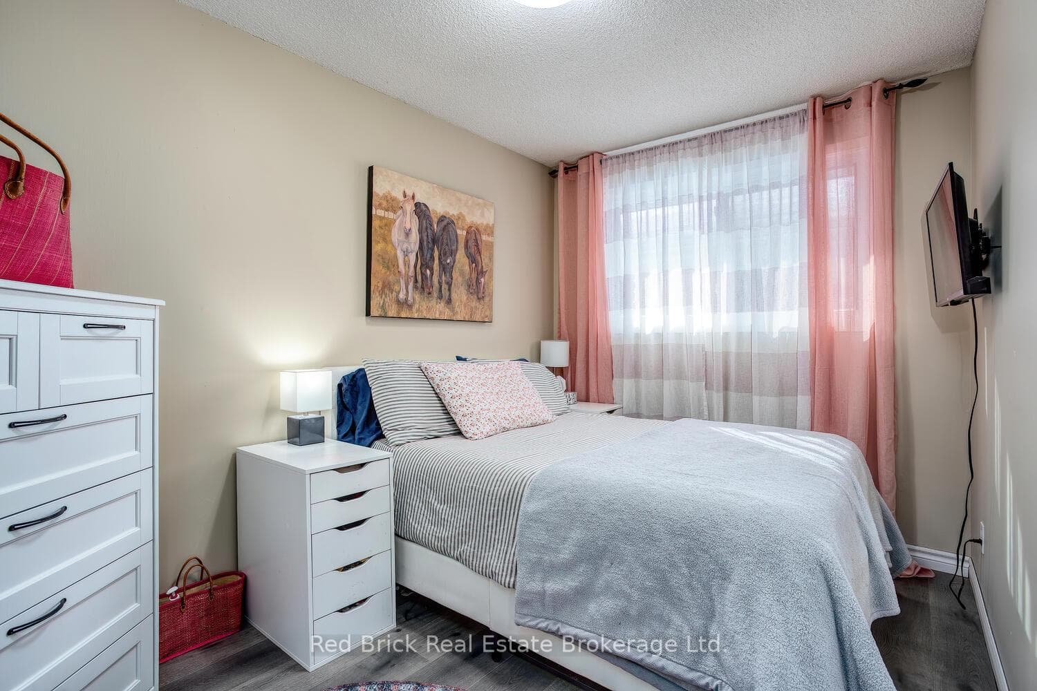 235 Wellington Street photo 18