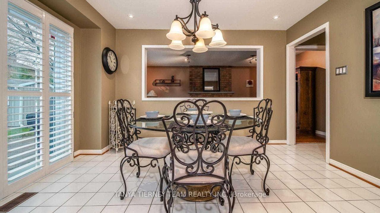 4 Falstaff Crescent photo 5